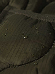 製品画像: 弧形キルティングデザインの軽量インナーダウンジャケット、ミリタリースタイルでレトロ感と現代的な機能性を兼ね備えた秋冬の必須アイテム。
詳細画像: リバーシブルデザイン(オリーブグリーンとレスキューオレンジ)、袖口のリブ編みが冷気をシャットアウト。軽量でありながら優れた保温性を提供。