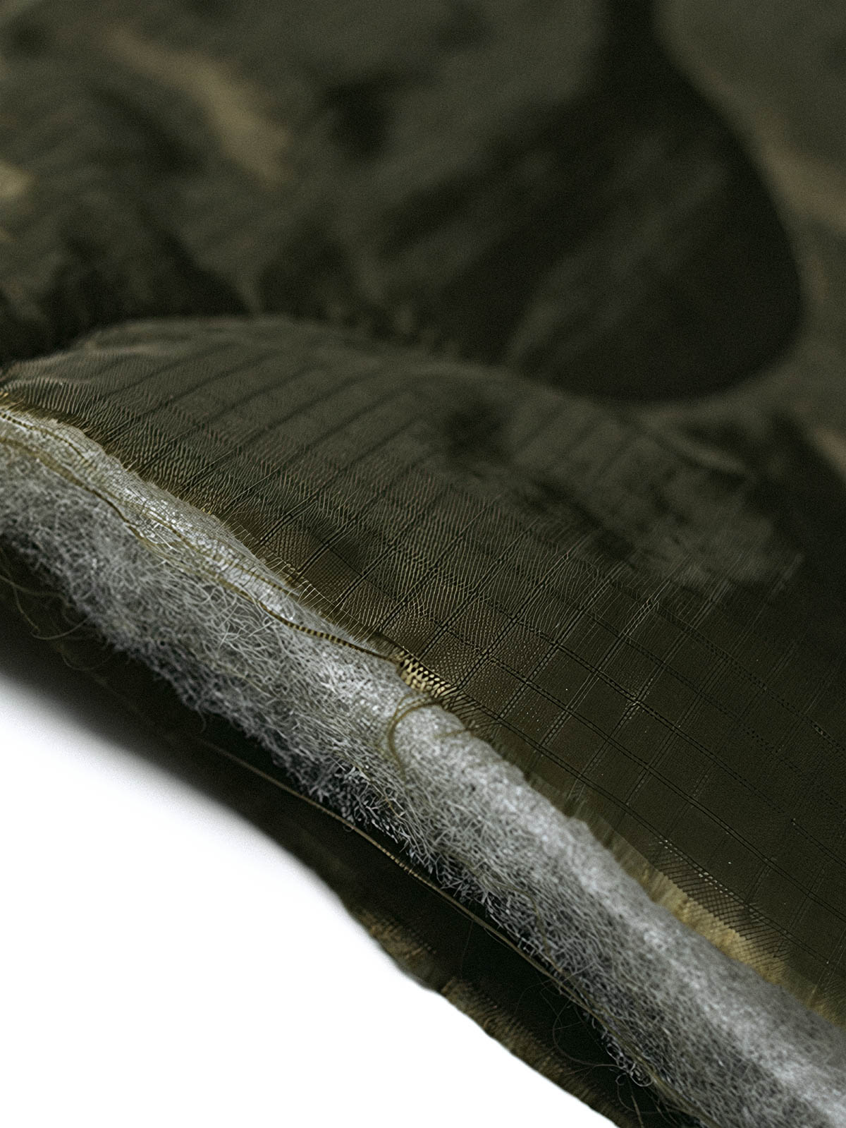 製品画像: 弧形キルティングデザインの軽量インナーダウンジャケット、ミリタリースタイルでレトロ感と現代的な機能性を兼ね備えた秋冬の必須アイテム。
詳細画像: リバーシブルデザイン(オリーブグリーンとレスキューオレンジ)、袖口のリブ編みが冷気をシャットアウト。軽量でありながら優れた保温性を提供。