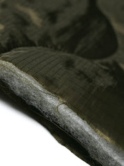 製品画像: 弧形キルティングデザインの軽量インナーダウンジャケット、ミリタリースタイルでレトロ感と現代的な機能性を兼ね備えた秋冬の必須アイテム。
詳細画像: リバーシブルデザイン(オリーブグリーンとレスキューオレンジ)、袖口のリブ編みが冷気をシャットアウト。軽量でありながら優れた保温性を提供。