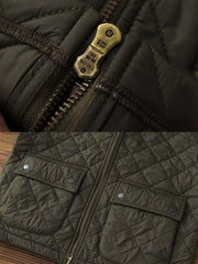 製品画像: ヴィンテージダイヤキルト中綿ジャケット正面展示図。クラシックなダイヤキルト縫製とコーデュロイ襟が特徴的なデザイン。軽量で暖かく、スリムなシルエット。
詳細画像: TALONの真鍮ジッパー、ラグランスリーブのディテール。大きなサイドポケットと斜めの隠しポケットが実用的なデザイン。