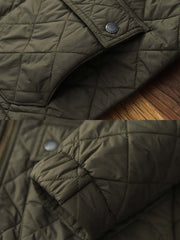 製品画像: ヴィンテージダイヤキルト中綿ジャケット正面展示図。クラシックなダイヤキルト縫製とコーデュロイ襟が特徴的なデザイン。軽量で暖かく、スリムなシルエット。
詳細画像: TALONの真鍮ジッパー、ラグランスリーブのディテール。大きなサイドポケットと斜めの隠しポケットが実用的なデザイン。