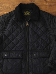 製品画像: ヴィンテージダイヤキルト中綿ジャケット正面展示図。クラシックなダイヤキルト縫製とコーデュロイ襟が特徴的なデザイン。軽量で暖かく、スリムなシルエット。
詳細画像: TALONの真鍮ジッパー、ラグランスリーブのディテール。大きなサイドポケットと斜めの隠しポケットが実用的なデザイン。