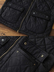 製品画像: ヴィンテージダイヤキルト中綿ジャケット正面展示図。クラシックなダイヤキルト縫製とコーデュロイ襟が特徴的なデザイン。軽量で暖かく、スリムなシルエット。
詳細画像: TALONの真鍮ジッパー、ラグランスリーブのディテール。大きなサイドポケットと斜めの隠しポケットが実用的なデザイン。