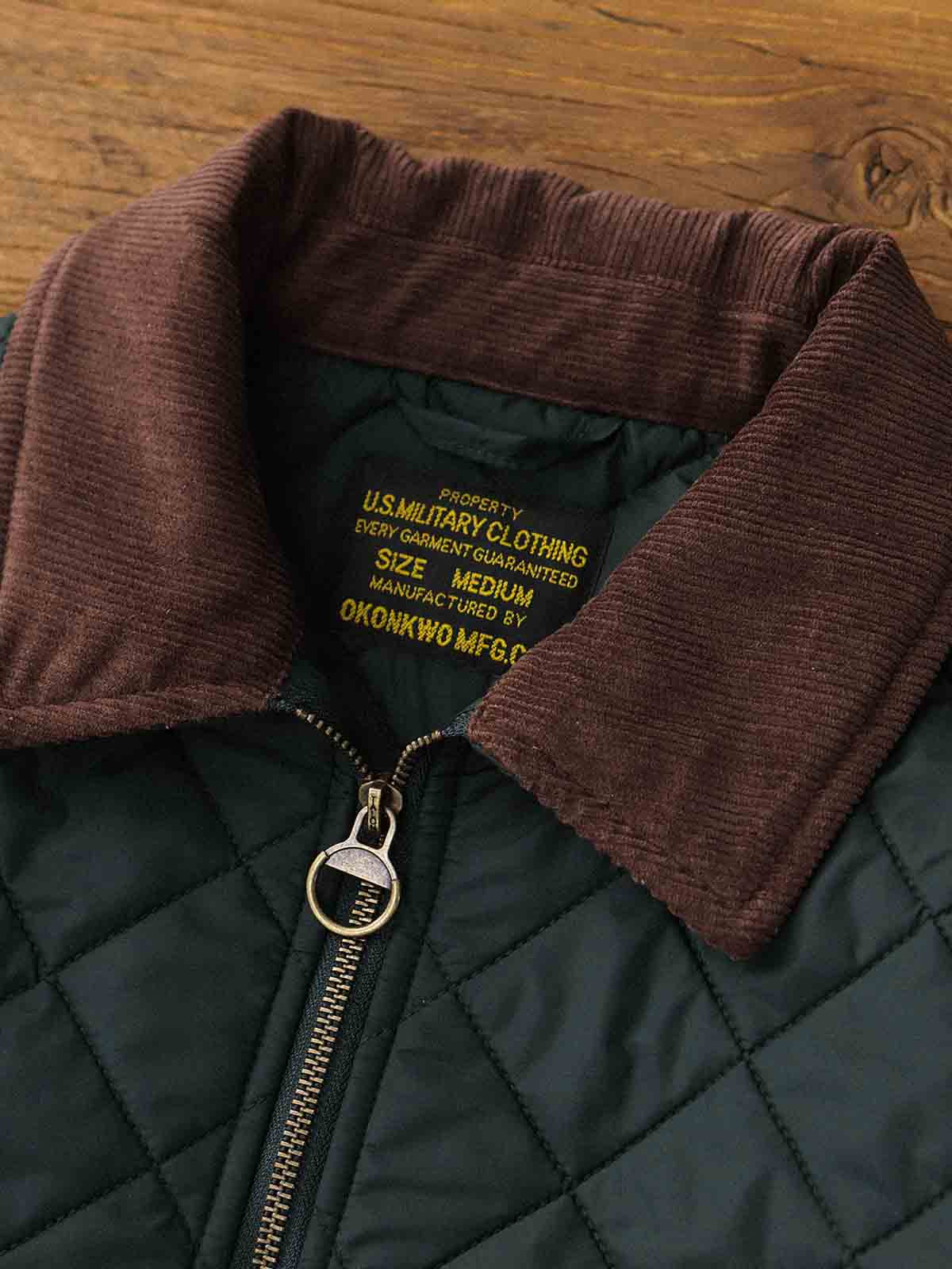 製品画像: ヴィンテージダイヤキルト中綿ジャケット正面展示図。クラシックなダイヤキルト縫製とコーデュロイ襟が特徴的なデザイン。軽量で暖かく、スリムなシルエット。
詳細画像: TALONの真鍮ジッパー、ラグランスリーブのディテール。大きなサイドポケットと斜めの隠しポケットが実用的なデザイン。