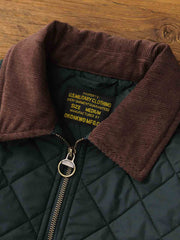 製品画像: ヴィンテージダイヤキルト中綿ジャケット正面展示図。クラシックなダイヤキルト縫製とコーデュロイ襟が特徴的なデザイン。軽量で暖かく、スリムなシルエット。
詳細画像: TALONの真鍮ジッパー、ラグランスリーブのディテール。大きなサイドポケットと斜めの隠しポケットが実用的なデザイン。