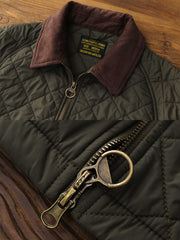 製品画像: ヴィンテージダイヤキルト中綿ジャケット正面展示図。クラシックなダイヤキルト縫製とコーデュロイ襟が特徴的なデザイン。軽量で暖かく、スリムなシルエット。
詳細画像: TALONの真鍮ジッパー、ラグランスリーブのディテール。大きなサイドポケットと斜めの隠しポケットが実用的なデザイン。