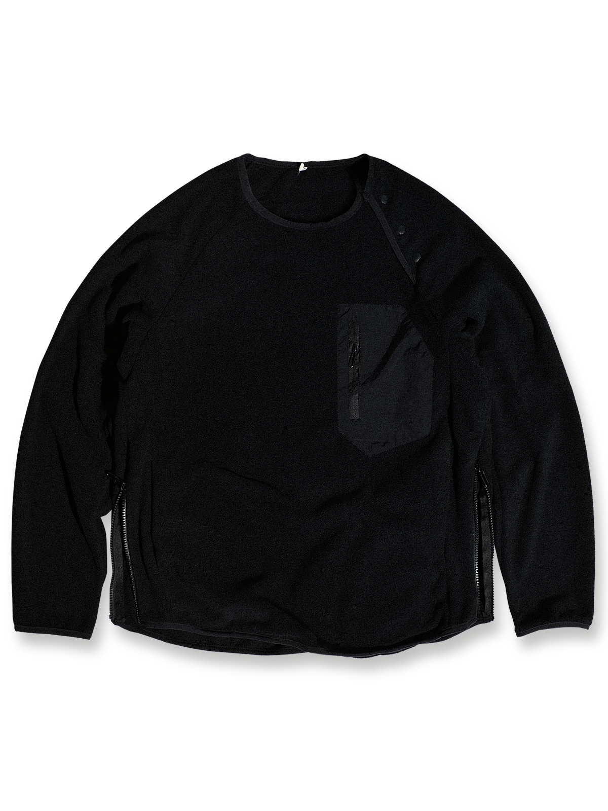 製品画像: サイドジップフリーススウェットの正面展示画像。ヴィンテージ風デザインが特徴で、ボタン付きネックデザインがクルーネックとノーカラーの2通りのスタイルを楽しめます。両面起毛の75Dフリース素材で、優れた保温性と通気性を実現し、アウトドアや日常使いに最適。
詳細画像: サイドジップのスリットデザイン、ラグランスリーブ、オーバーサイズのカットが特徴。伸縮性のあるリブ袖と裾で、動きやすさと快適さを提供。耐久性に優れ、毛玉ができにくいフリース素材を使用。