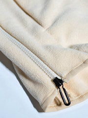 製品画像: サイドジップフリーススウェットの正面展示画像。ヴィンテージ風デザインが特徴で、ボタン付きネックデザインがクルーネックとノーカラーの2通りのスタイルを楽しめます。両面起毛の75Dフリース素材で、優れた保温性と通気性を実現し、アウトドアや日常使いに最適。
詳細画像: サイドジップのスリットデザイン、ラグランスリーブ、オーバーサイズのカットが特徴。伸縮性のあるリブ袖と裾で、動きやすさと快適さを提供。耐久性に優れ、毛玉ができにくいフリース素材を使用。