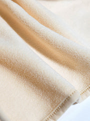 製品画像: サイドジップフリーススウェットの正面展示画像。ヴィンテージ風デザインが特徴で、ボタン付きネックデザインがクルーネックとノーカラーの2通りのスタイルを楽しめます。両面起毛の75Dフリース素材で、優れた保温性と通気性を実現し、アウトドアや日常使いに最適。
詳細画像: サイドジップのスリットデザイン、ラグランスリーブ、オーバーサイズのカットが特徴。伸縮性のあるリブ袖と裾で、動きやすさと快適さを提供。耐久性に優れ、毛玉ができにくいフリース素材を使用。