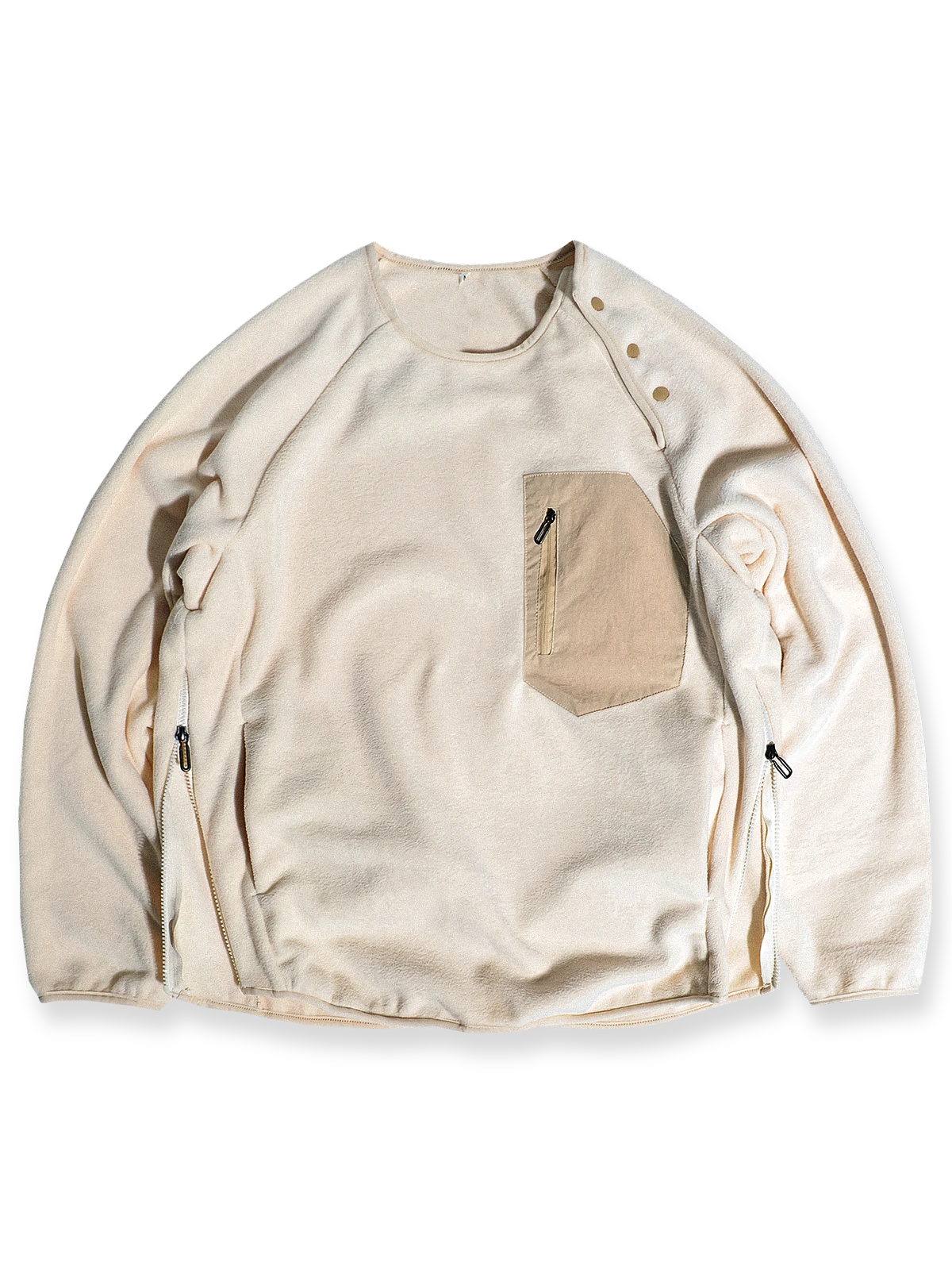 製品画像: サイドジップフリーススウェットの正面展示画像。ヴィンテージ風デザインが特徴で、ボタン付きネックデザインがクルーネックとノーカラーの2通りのスタイルを楽しめます。両面起毛の75Dフリース素材で、優れた保温性と通気性を実現し、アウトドアや日常使いに最適。
詳細画像: サイドジップのスリットデザイン、ラグランスリーブ、オーバーサイズのカットが特徴。伸縮性のあるリブ袖と裾で、動きやすさと快適さを提供。耐久性に優れ、毛玉ができにくいフリース素材を使用。