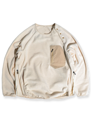 製品画像: サイドジップフリーススウェットの正面展示画像。ヴィンテージ風デザインが特徴で、ボタン付きネックデザインがクルーネックとノーカラーの2通りのスタイルを楽しめます。両面起毛の75Dフリース素材で、優れた保温性と通気性を実現し、アウトドアや日常使いに最適。
詳細画像: サイドジップのスリットデザイン、ラグランスリーブ、オーバーサイズのカットが特徴。伸縮性のあるリブ袖と裾で、動きやすさと快適さを提供。耐久性に優れ、毛玉ができにくいフリース素材を使用。