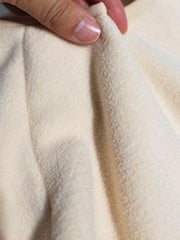 製品画像: サイドジップフリーススウェットの正面展示画像。ヴィンテージ風デザインが特徴で、ボタン付きネックデザインがクルーネックとノーカラーの2通りのスタイルを楽しめます。両面起毛の75Dフリース素材で、優れた保温性と通気性を実現し、アウトドアや日常使いに最適。
詳細画像: サイドジップのスリットデザイン、ラグランスリーブ、オーバーサイズのカットが特徴。伸縮性のあるリブ袖と裾で、動きやすさと快適さを提供。耐久性に優れ、毛玉ができにくいフリース素材を使用。