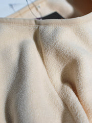 製品画像: サイドジップフリーススウェットの正面展示画像。ヴィンテージ風デザインが特徴で、ボタン付きネックデザインがクルーネックとノーカラーの2通りのスタイルを楽しめます。両面起毛の75Dフリース素材で、優れた保温性と通気性を実現し、アウトドアや日常使いに最適。
詳細画像: サイドジップのスリットデザイン、ラグランスリーブ、オーバーサイズのカットが特徴。伸縮性のあるリブ袖と裾で、動きやすさと快適さを提供。耐久性に優れ、毛玉ができにくいフリース素材を使用。