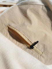 製品画像: サイドジップフリーススウェットの正面展示画像。ヴィンテージ風デザインが特徴で、ボタン付きネックデザインがクルーネックとノーカラーの2通りのスタイルを楽しめます。両面起毛の75Dフリース素材で、優れた保温性と通気性を実現し、アウトドアや日常使いに最適。
詳細画像: サイドジップのスリットデザイン、ラグランスリーブ、オーバーサイズのカットが特徴。伸縮性のあるリブ袖と裾で、動きやすさと快適さを提供。耐久性に優れ、毛玉ができにくいフリース素材を使用。