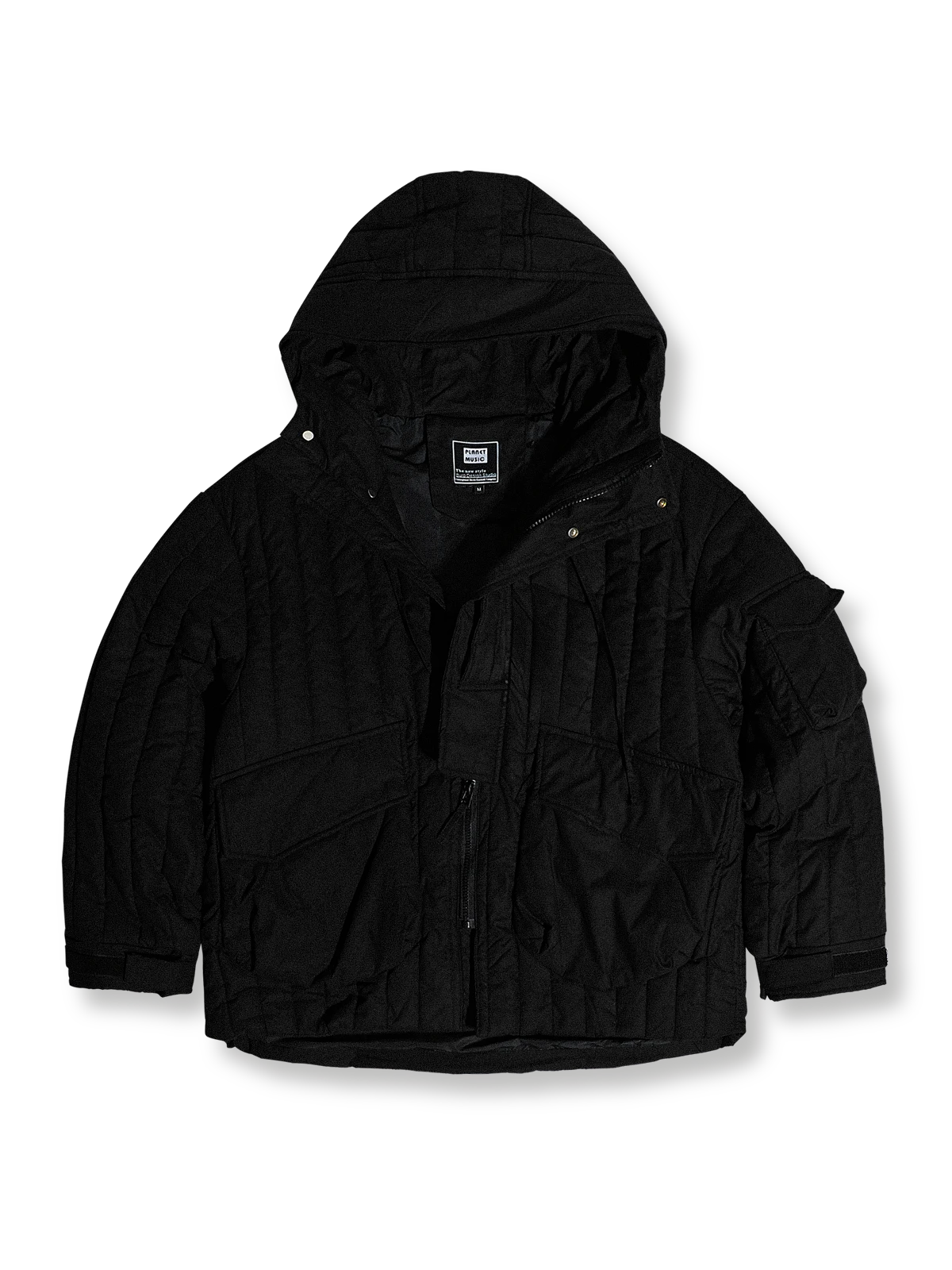 製品画像: M51改良型フード付き中綿ジャケット、アメリカンミリタリー風のデザイン。大きな立体ポケットとドローコード付きフードが特徴で、優れた防風性と保温性を提供します。
詳細画像: フードに付属した小さなツバと風防ボタン、精梳コットン表地とシルク風中綿の組み合わせ。大きなサイドポケットと袖のマジックテープポケットのディテールが際立っています。