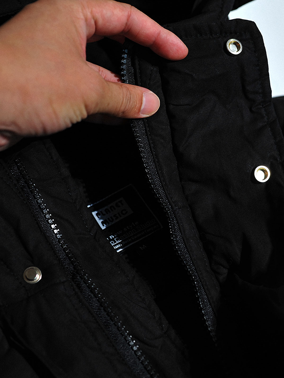 製品画像: M51改良型フード付き中綿ジャケット、アメリカンミリタリー風のデザイン。大きな立体ポケットとドローコード付きフードが特徴で、優れた防風性と保温性を提供します。
詳細画像: フードに付属した小さなツバと風防ボタン、精梳コットン表地とシルク風中綿の組み合わせ。大きなサイドポケットと袖のマジックテープポケットのディテールが際立っています。