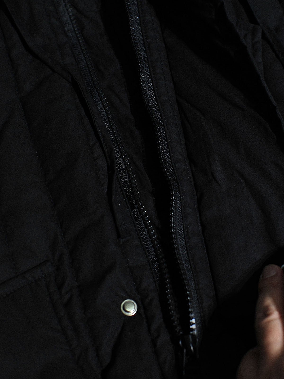 製品画像: M51改良型フード付き中綿ジャケット、アメリカンミリタリー風のデザイン。大きな立体ポケットとドローコード付きフードが特徴で、優れた防風性と保温性を提供します。
詳細画像: フードに付属した小さなツバと風防ボタン、精梳コットン表地とシルク風中綿の組み合わせ。大きなサイドポケットと袖のマジックテープポケットのディテールが際立っています。