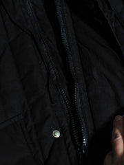 製品画像: M51改良型フード付き中綿ジャケット、アメリカンミリタリー風のデザイン。大きな立体ポケットとドローコード付きフードが特徴で、優れた防風性と保温性を提供します。
詳細画像: フードに付属した小さなツバと風防ボタン、精梳コットン表地とシルク風中綿の組み合わせ。大きなサイドポケットと袖のマジックテープポケットのディテールが際立っています。