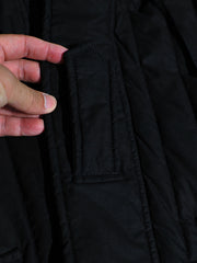 製品画像: M51改良型フード付き中綿ジャケット、アメリカンミリタリー風のデザイン。大きな立体ポケットとドローコード付きフードが特徴で、優れた防風性と保温性を提供します。
詳細画像: フードに付属した小さなツバと風防ボタン、精梳コットン表地とシルク風中綿の組み合わせ。大きなサイドポケットと袖のマジックテープポケットのディテールが際立っています。