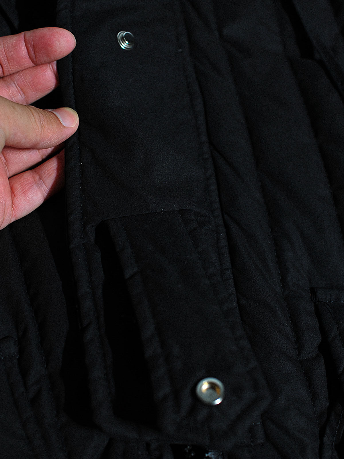 製品画像: M51改良型フード付き中綿ジャケット、アメリカンミリタリー風のデザイン。大きな立体ポケットとドローコード付きフードが特徴で、優れた防風性と保温性を提供します。
詳細画像: フードに付属した小さなツバと風防ボタン、精梳コットン表地とシルク風中綿の組み合わせ。大きなサイドポケットと袖のマジックテープポケットのディテールが際立っています。