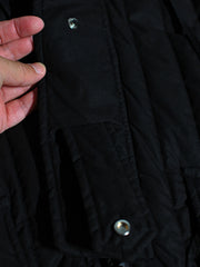 製品画像: M51改良型フード付き中綿ジャケット、アメリカンミリタリー風のデザイン。大きな立体ポケットとドローコード付きフードが特徴で、優れた防風性と保温性を提供します。
詳細画像: フードに付属した小さなツバと風防ボタン、精梳コットン表地とシルク風中綿の組み合わせ。大きなサイドポケットと袖のマジックテープポケットのディテールが際立っています。