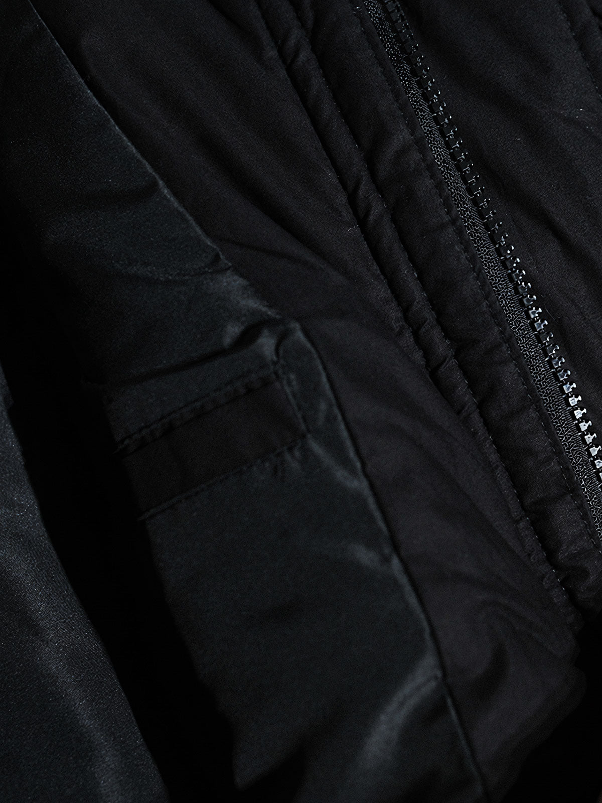 製品画像: M51改良型フード付き中綿ジャケット、アメリカンミリタリー風のデザイン。大きな立体ポケットとドローコード付きフードが特徴で、優れた防風性と保温性を提供します。
詳細画像: フードに付属した小さなツバと風防ボタン、精梳コットン表地とシルク風中綿の組み合わせ。大きなサイドポケットと袖のマジックテープポケットのディテールが際立っています。