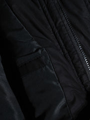 製品画像: M51改良型フード付き中綿ジャケット、アメリカンミリタリー風のデザイン。大きな立体ポケットとドローコード付きフードが特徴で、優れた防風性と保温性を提供します。
詳細画像: フードに付属した小さなツバと風防ボタン、精梳コットン表地とシルク風中綿の組み合わせ。大きなサイドポケットと袖のマジックテープポケットのディテールが際立っています。