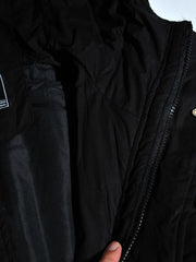 製品画像: M51改良型フード付き中綿ジャケット、アメリカンミリタリー風のデザイン。大きな立体ポケットとドローコード付きフードが特徴で、優れた防風性と保温性を提供します。
詳細画像: フードに付属した小さなツバと風防ボタン、精梳コットン表地とシルク風中綿の組み合わせ。大きなサイドポケットと袖のマジックテープポケットのディテールが際立っています。