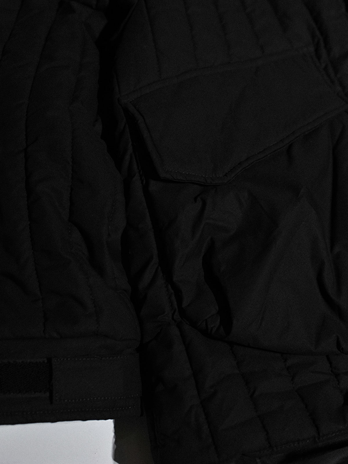 製品画像: M51改良型フード付き中綿ジャケット、アメリカンミリタリー風のデザイン。大きな立体ポケットとドローコード付きフードが特徴で、優れた防風性と保温性を提供します。
詳細画像: フードに付属した小さなツバと風防ボタン、精梳コットン表地とシルク風中綿の組み合わせ。大きなサイドポケットと袖のマジックテープポケットのディテールが際立っています。