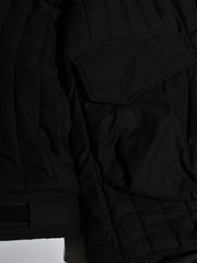 製品画像: M51改良型フード付き中綿ジャケット、アメリカンミリタリー風のデザイン。大きな立体ポケットとドローコード付きフードが特徴で、優れた防風性と保温性を提供します。
詳細画像: フードに付属した小さなツバと風防ボタン、精梳コットン表地とシルク風中綿の組み合わせ。大きなサイドポケットと袖のマジックテープポケットのディテールが際立っています。