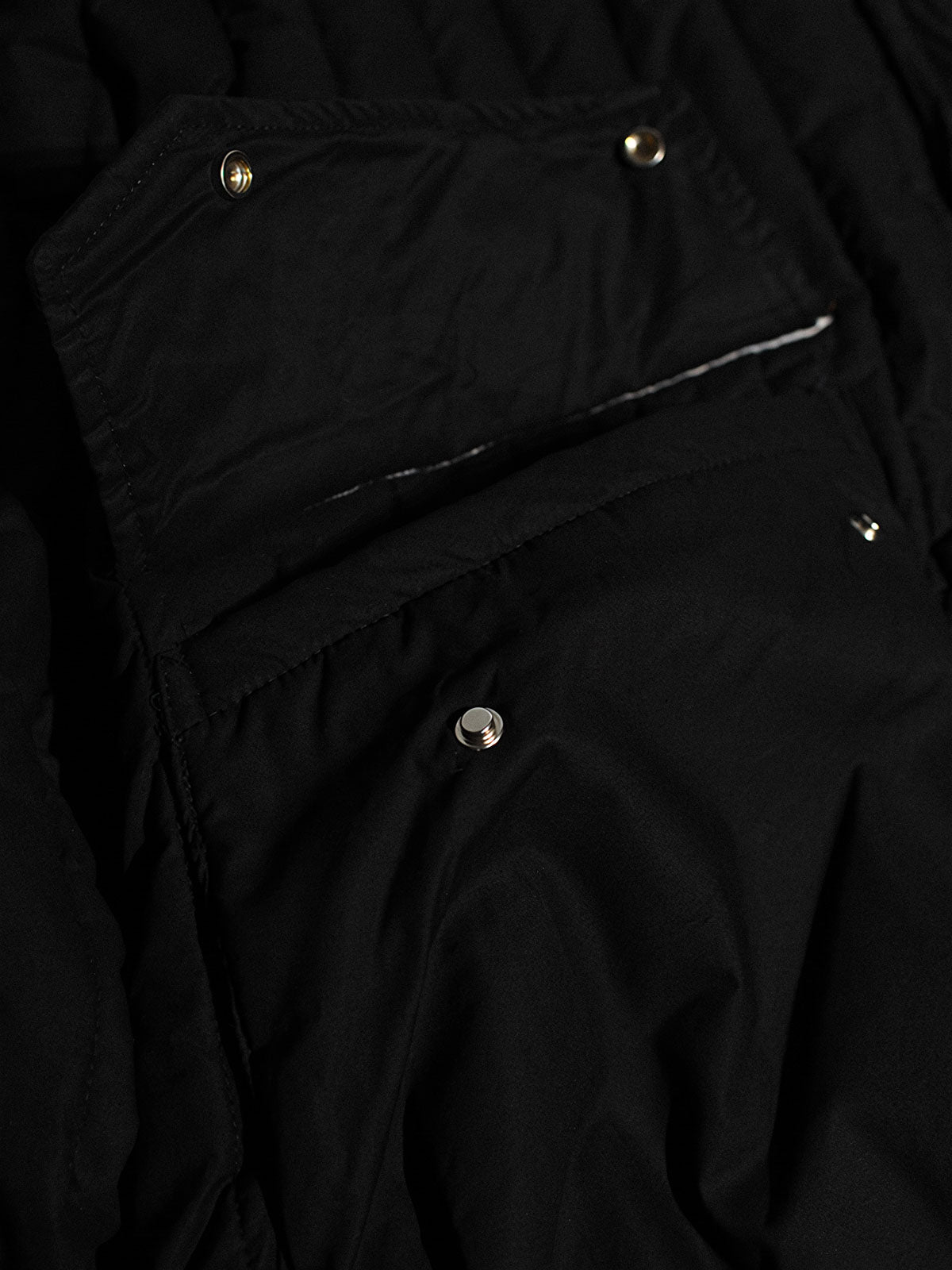 製品画像: M51改良型フード付き中綿ジャケット、アメリカンミリタリー風のデザイン。大きな立体ポケットとドローコード付きフードが特徴で、優れた防風性と保温性を提供します。
詳細画像: フードに付属した小さなツバと風防ボタン、精梳コットン表地とシルク風中綿の組み合わせ。大きなサイドポケットと袖のマジックテープポケットのディテールが際立っています。