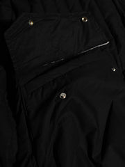 製品画像: M51改良型フード付き中綿ジャケット、アメリカンミリタリー風のデザイン。大きな立体ポケットとドローコード付きフードが特徴で、優れた防風性と保温性を提供します。
詳細画像: フードに付属した小さなツバと風防ボタン、精梳コットン表地とシルク風中綿の組み合わせ。大きなサイドポケットと袖のマジックテープポケットのディテールが際立っています。