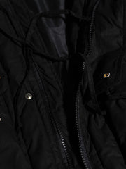 製品画像: M51改良型フード付き中綿ジャケット、アメリカンミリタリー風のデザイン。大きな立体ポケットとドローコード付きフードが特徴で、優れた防風性と保温性を提供します。
詳細画像: フードに付属した小さなツバと風防ボタン、精梳コットン表地とシルク風中綿の組み合わせ。大きなサイドポケットと袖のマジックテープポケットのディテールが際立っています。