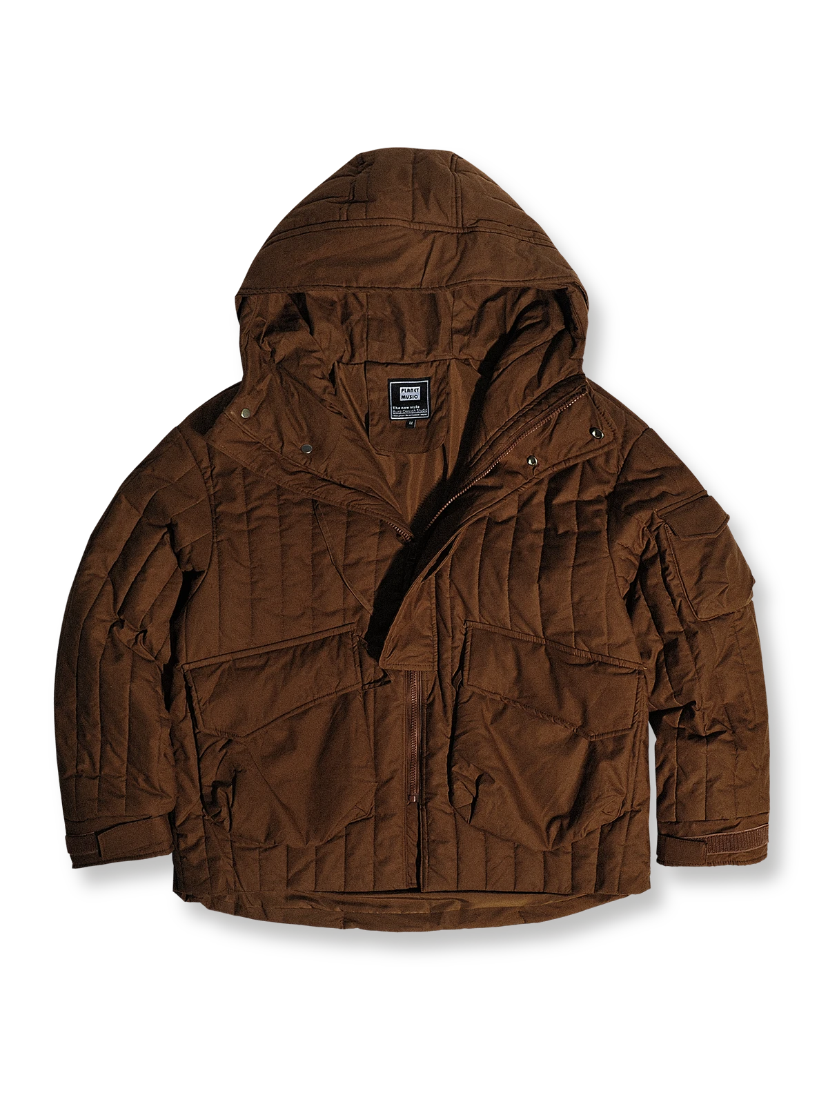 製品画像: M51改良型フード付き中綿ジャケット、アメリカンミリタリー風のデザイン。大きな立体ポケットとドローコード付きフードが特徴で、優れた防風性と保温性を提供します。
詳細画像: フードに付属した小さなツバと風防ボタン、精梳コットン表地とシルク風中綿の組み合わせ。大きなサイドポケットと袖のマジックテープポケットのディテールが際立っています。