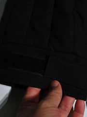 製品画像: M51改良型フード付き中綿ジャケット、アメリカンミリタリー風のデザイン。大きな立体ポケットとドローコード付きフードが特徴で、優れた防風性と保温性を提供します。
詳細画像: フードに付属した小さなツバと風防ボタン、精梳コットン表地とシルク風中綿の組み合わせ。大きなサイドポケットと袖のマジックテープポケットのディテールが際立っています。