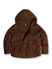 製品画像: M51改良型フード付き中綿ジャケット、アメリカンミリタリー風のデザイン。大きな立体ポケットとドローコード付きフードが特徴で、優れた防風性と保温性を提供します。
詳細画像: フードに付属した小さなツバと風防ボタン、精梳コットン表地とシルク風中綿の組み合わせ。大きなサイドポケットと袖のマジックテープポケットのディテールが際立っています。