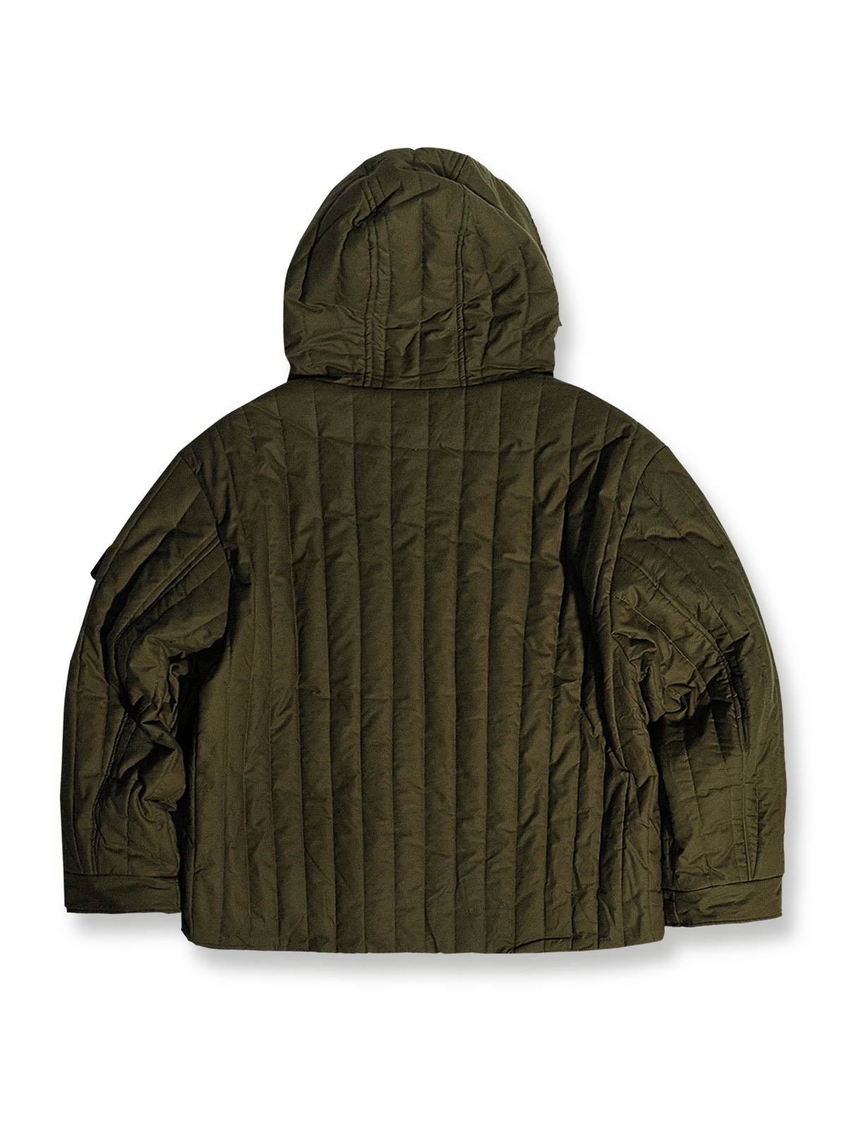 製品画像: M51改良型フード付き中綿ジャケット、アメリカンミリタリー風のデザイン。大きな立体ポケットとドローコード付きフードが特徴で、優れた防風性と保温性を提供します。
詳細画像: フードに付属した小さなツバと風防ボタン、精梳コットン表地とシルク風中綿の組み合わせ。大きなサイドポケットと袖のマジックテープポケットのディテールが際立っています。