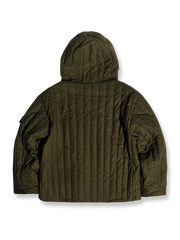 製品画像: M51改良型フード付き中綿ジャケット、アメリカンミリタリー風のデザイン。大きな立体ポケットとドローコード付きフードが特徴で、優れた防風性と保温性を提供します。
詳細画像: フードに付属した小さなツバと風防ボタン、精梳コットン表地とシルク風中綿の組み合わせ。大きなサイドポケットと袖のマジックテープポケットのディテールが際立っています。