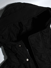 製品画像: M51改良型フード付き中綿ジャケット、アメリカンミリタリー風のデザイン。大きな立体ポケットとドローコード付きフードが特徴で、優れた防風性と保温性を提供します。
詳細画像: フードに付属した小さなツバと風防ボタン、精梳コットン表地とシルク風中綿の組み合わせ。大きなサイドポケットと袖のマジックテープポケットのディテールが際立っています。