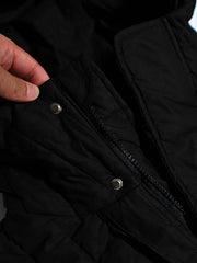 製品画像: M51改良型フード付き中綿ジャケット、アメリカンミリタリー風のデザイン。大きな立体ポケットとドローコード付きフードが特徴で、優れた防風性と保温性を提供します。
詳細画像: フードに付属した小さなツバと風防ボタン、精梳コットン表地とシルク風中綿の組み合わせ。大きなサイドポケットと袖のマジックテープポケットのディテールが際立っています。