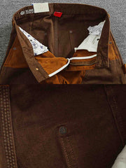 製品画像:粗い織りキャンバス素材のコントラストカラーのパッチワークカーゴパンツ、レトロなデザインでストリートファッションやバイクスタイルにぴったり。金属製ボタンとYKKジッパーが精緻な仕上がり。
詳細画像:粗い織りのキャンバス素材、コントラストカラーのパッチワークデザイン、金属製ボタンやYKKジッパーのディテール、テーパードデザインでファッション性がアップ。