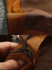 製品画像:粗い織りキャンバス素材のコントラストカラーのパッチワークカーゴパンツ、レトロなデザインでストリートファッションやバイクスタイルにぴったり。金属製ボタンとYKKジッパーが精緻な仕上がり。
詳細画像:粗い織りのキャンバス素材、コントラストカラーのパッチワークデザイン、金属製ボタンやYKKジッパーのディテール、テーパードデザインでファッション性がアップ。