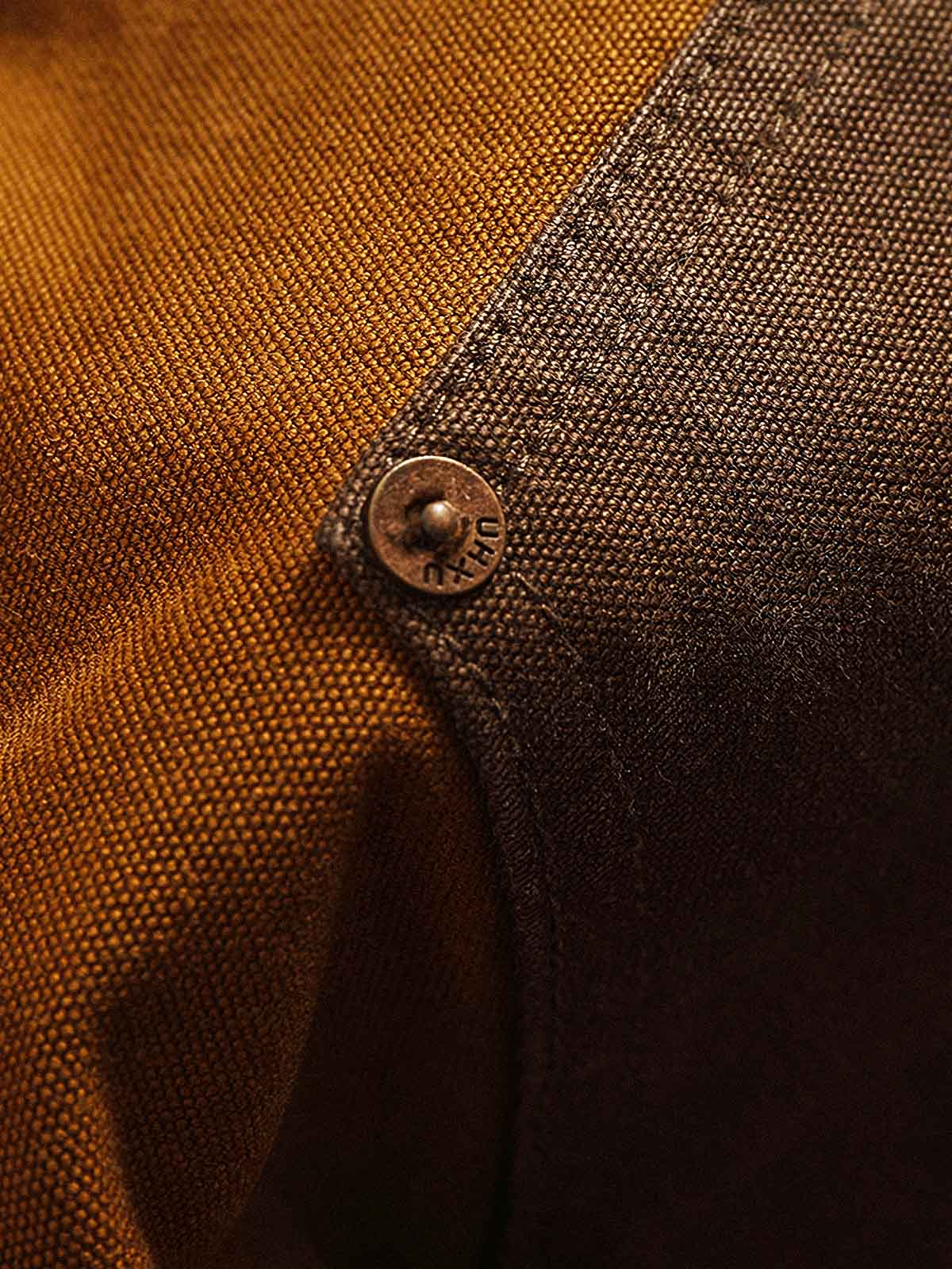 製品画像:粗い織りキャンバス素材のコントラストカラーのパッチワークカーゴパンツ、レトロなデザインでストリートファッションやバイクスタイルにぴったり。金属製ボタンとYKKジッパーが精緻な仕上がり。
詳細画像:粗い織りのキャンバス素材、コントラストカラーのパッチワークデザイン、金属製ボタンやYKKジッパーのディテール、テーパードデザインでファッション性がアップ。