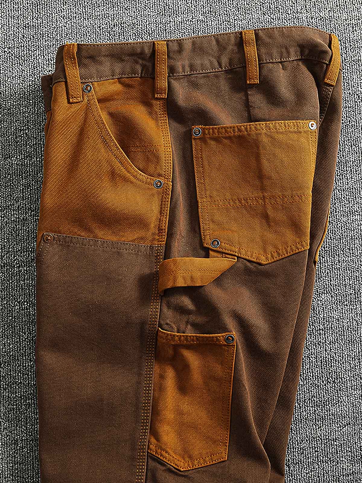 製品画像:粗い織りキャンバス素材のコントラストカラーのパッチワークカーゴパンツ、レトロなデザインでストリートファッションやバイクスタイルにぴったり。金属製ボタンとYKKジッパーが精緻な仕上がり。
詳細画像:粗い織りのキャンバス素材、コントラストカラーのパッチワークデザイン、金属製ボタンやYKKジッパーのディテール、テーパードデザインでファッション性がアップ。