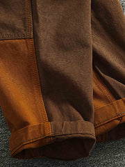 製品画像:粗い織りキャンバス素材のコントラストカラーのパッチワークカーゴパンツ、レトロなデザインでストリートファッションやバイクスタイルにぴったり。金属製ボタンとYKKジッパーが精緻な仕上がり。
詳細画像:粗い織りのキャンバス素材、コントラストカラーのパッチワークデザイン、金属製ボタンやYKKジッパーのディテール、テーパードデザインでファッション性がアップ。