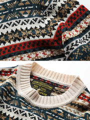 製品画像:クラシックなフェアアイル柄デザインのクリスマスセーター、ウール混紡素材で温かみのある着心地。祝祭的な雰囲気を演出するデザイン。
詳細画像:フェアアイル柄のジャガード編みディテール、クリスマスシーズンにぴったりのデザイン。ウール混紡素材で柔らかく快適な保温性を提供。