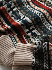 製品画像:クラシックなフェアアイル柄デザインのクリスマスセーター、ウール混紡素材で温かみのある着心地。祝祭的な雰囲気を演出するデザイン。
詳細画像:フェアアイル柄のジャガード編みディテール、クリスマスシーズンにぴったりのデザイン。ウール混紡素材で柔らかく快適な保温性を提供。