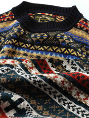 製品画像:クラシックなフェアアイル柄デザインのクリスマスセーター、ウール混紡素材で温かみのある着心地。祝祭的な雰囲気を演出するデザイン。
詳細画像:フェアアイル柄のジャガード編みディテール、クリスマスシーズンにぴったりのデザイン。ウール混紡素材で柔らかく快適な保温性を提供。