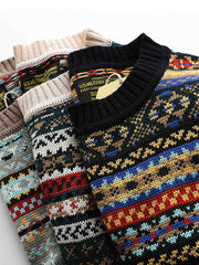 製品画像:クラシックなフェアアイル柄デザインのクリスマスセーター、ウール混紡素材で温かみのある着心地。祝祭的な雰囲気を演出するデザイン。
詳細画像:フェアアイル柄のジャガード編みディテール、クリスマスシーズンにぴったりのデザイン。ウール混紡素材で柔らかく快適な保温性を提供。