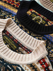 製品画像:クラシックなフェアアイル柄デザインのクリスマスセーター、ウール混紡素材で温かみのある着心地。祝祭的な雰囲気を演出するデザイン。
詳細画像:フェアアイル柄のジャガード編みディテール、クリスマスシーズンにぴったりのデザイン。ウール混紡素材で柔らかく快適な保温性を提供。